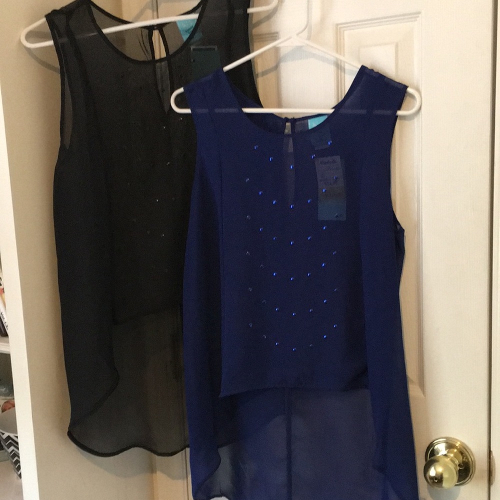 2For1 NWT Tops! 1 black, 1 royal Size M